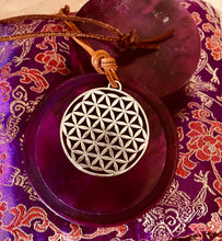 Carica l&#39;immagine nel visualizzatore di Gallery, Amulette de protection Fleur de Vie. Alpha Sigma WITH LOVE Xtraordinary Shop Géométrie Sacrée &amp; Eléments Boutique ésotérique au concept unique avec des mantras &amp; des rituels pour le bien-être et l&#39;auto-soin. Tous les produits sont purifiés et préparés sur le plan énergétique par Amélie Aura. Un univers de merveilles avec cette marque dédiée aux âmes en fleurs. Suivez nous sur les réseaux sociaux @lesamesenfleurs Consultez notre site internet www.alphasigmawithlove.com
