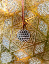 Carica l&#39;immagine nel visualizzatore di Gallery, Amulette de protection Fleur de Vie. Alpha Sigma WITH LOVE Xtraordinary Shop Géométrie Sacrée &amp; Eléments Boutique ésotérique au concept unique avec des mantras &amp; des rituels pour le bien-être et l&#39;auto-soin. Tous les produits sont purifiés et préparés sur le plan énergétique par Amélie Aura. Un univers de merveilles avec cette marque dédiée aux âmes en fleurs. Suivez nous sur les réseaux sociaux @lesamesenfleurs Consultez notre site internet www.alphasigmawithlove.com
