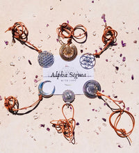 Carica l&#39;immagine nel visualizzatore di Gallery, Amulettes de protection. Alpha Sigma WITH LOVE Xtraordinary Shop Géométrie Sacrée &amp; Eléments Boutique ésotérique au concept unique avec des mantras &amp; des rituels pour le bien-être et l&#39;auto-soin. Tous les produits sont purifiés et préparés sur le plan énergétique par Amélie Aura. Un univers de merveilles avec cette marque dédiée aux âmes en fleurs. Suivez nous sur les réseaux sociaux @lesamesenfleurs Consultez notre site internet www.alphasigmawithlove.com
