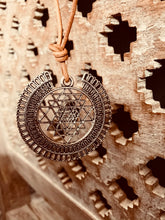 Carica l&#39;immagine nel visualizzatore di Gallery, Amulette de protection Le Sri Yantra. Alpha Sigma WITH LOVE Xtraordinary Shop Géométrie Sacrée &amp; Eléments Boutique ésotérique au concept unique avec des mantras &amp; des rituels pour le bien-être et l&#39;auto-soin. Tous les produits sont purifiés et préparés sur le plan énergétique par Amélie Aura. Un univers de merveilles avec cette marque dédiée aux âmes en fleurs. Suivez nous sur les réseaux sociaux @lesamesenfleurs Consultez notre site internet www.alphasigmawithlove.com
