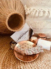 Cargar imagen en el visor de la galería, Coupelle Sacrée avec Fleur de Vie. Sauge Blanche, décoration en cuivre. Alpha Sigma WITH LOVE Xtraordinary Shop Géométrie Sacrée &amp; Eléments Boutique ésotérique au concept unique avec des mantras &amp; des rituels pour le bien-être et l&#39;auto-soin. Tous les produits sont purifiés et préparés sur le plan énergétique par Amélie Aura. Un univers de merveilles avec cette marque dédiée aux âmes en fleurs. Suivez nous sur les réseaux sociaux @lesamesenfleurs Consultez notre site internet www.alphasigmawithlove.com
