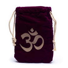 Cargar imagen en el visor de la galería, Pochette oracle pierres precieuses om Fleur de Vie Rituel et Mantra. Alpha Sigma WITH LOVE Boutique ésotérique extraordinaire. Géométrie Sacrée &amp; Eléments. Un concept unique avec des mantras &amp; des rituels pour le bien-être et l&#39;auto-soin. Tous les produits sont purifiés et préparés sur le plan énergétique par Amélie Aura. Un univers de merveilles avec cette marque dédiée aux âmes en fleurs. Suivez nous sur les réseaux sociaux @lesamesenfleurs Consultez notre site internet www.alphasigmawithlove.com
